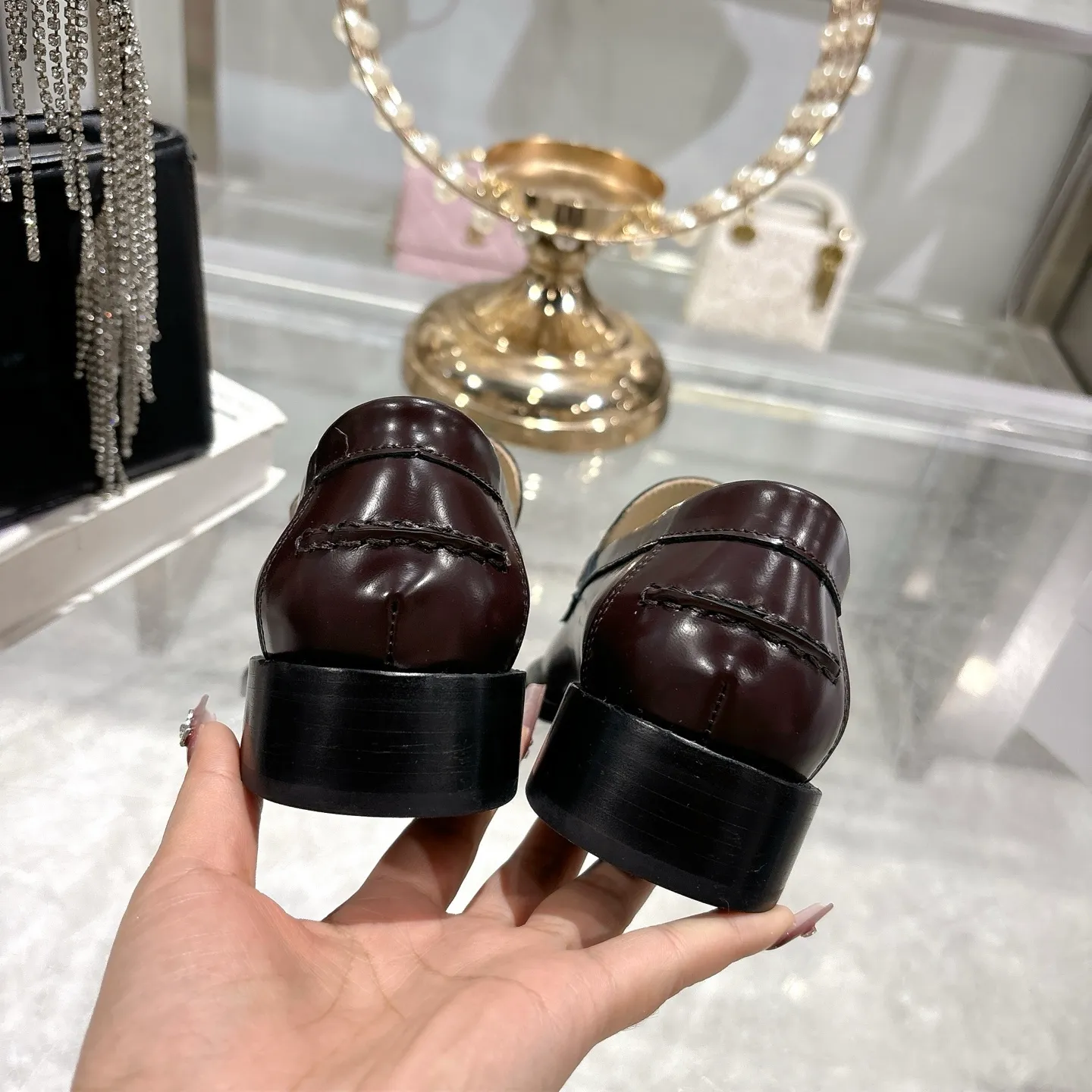 👟👟Ex-factory price 600👟👟 ❤️25 new items, top version ⚠️ The counter features new Miss Dior Street loafers, hard goods 🆕 ❥Purchase level! Full of high-end feel! A favorite among bloggers at home and abroad, it’s retro and fashionable 💎It’s so beautiful on your feet! Mainly recommended models on the official website ▪️Upper: original customized open edge beads ▪️Inner lining: imported sheepskin lining ▪️Outsole: original genuine leather outsole ▪️Heel height: 2.5cm ▪️Shoe size: 35-39 (customized 40 and 41 are not returnable)